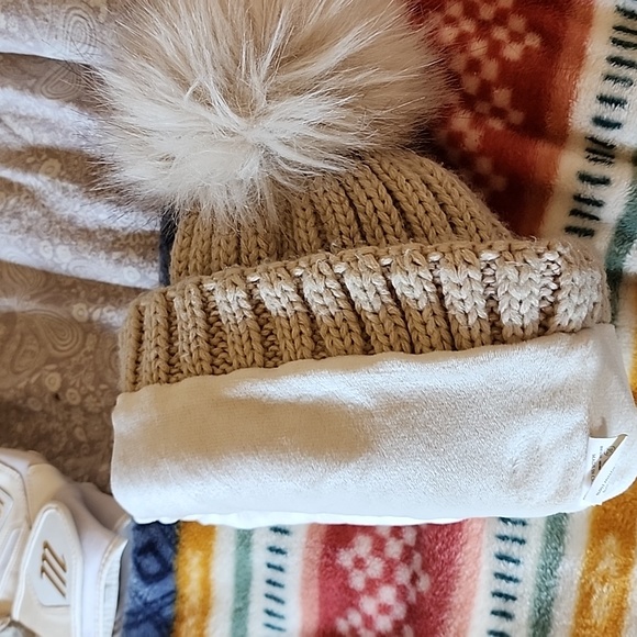 EUC Fisfet: Pom Pom Beanie, Cream colored, one-size-fits-most - Picture 3 of 7